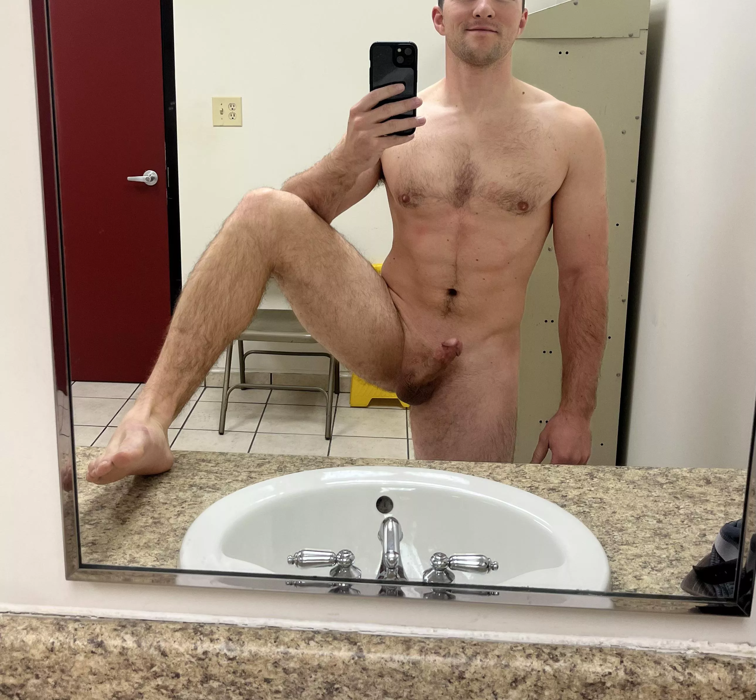 Feeling extra flexible after my workout😏