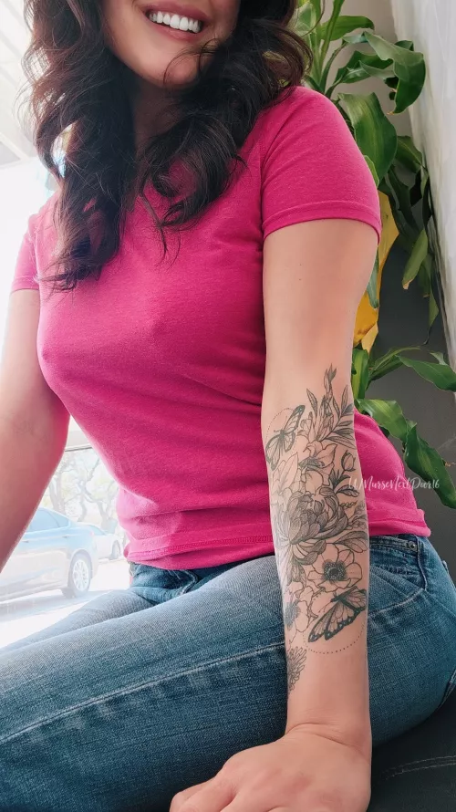 Feeling free and super comfortable in the waiting room. I was all alone in the room, so I decided to distract you instead