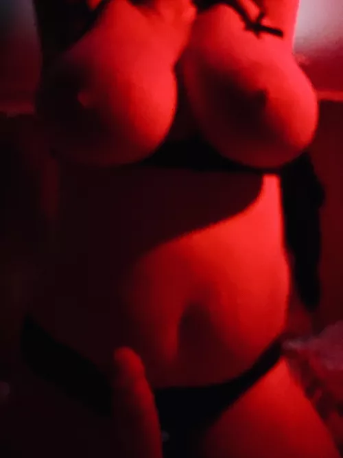 Feeling horny and wanting to play!!