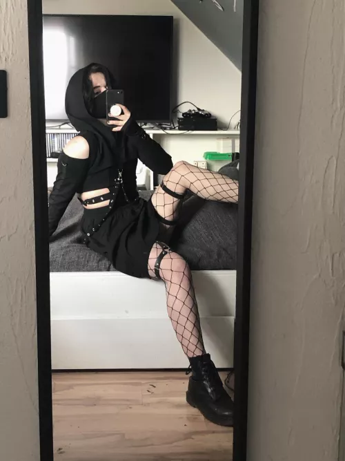 Feeling like a goth assassin in this new outfit. Hope your Monday is off to a great start 🖤