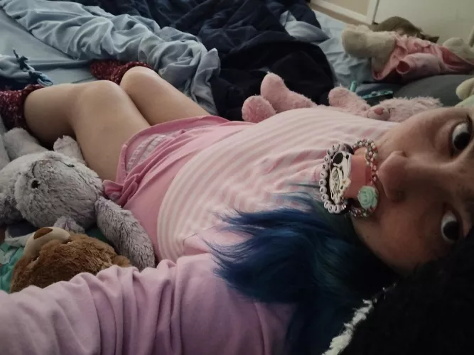 Feeling smol and pretty dis mornin surrounded by stuffies and blankies 💕