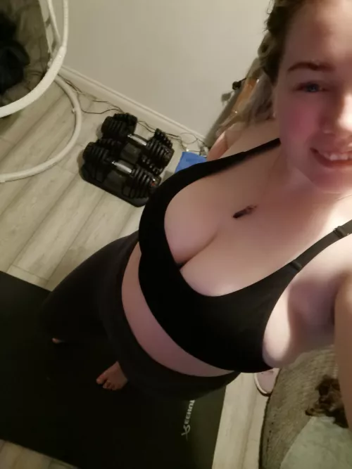 First post ever! Post-workout selfie, feeling confident 🥰