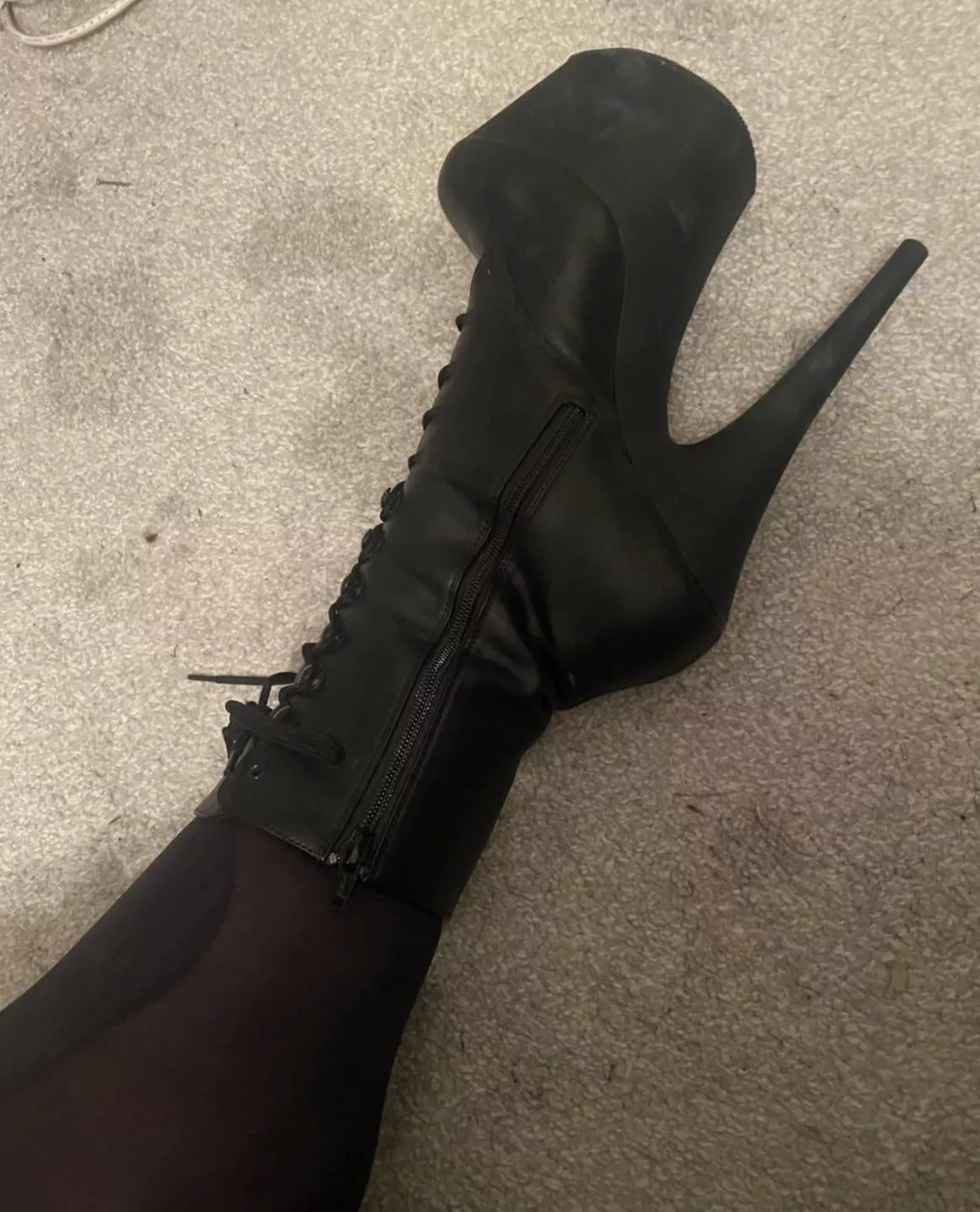 Found boots so much more satisfying to wear lately 🖤