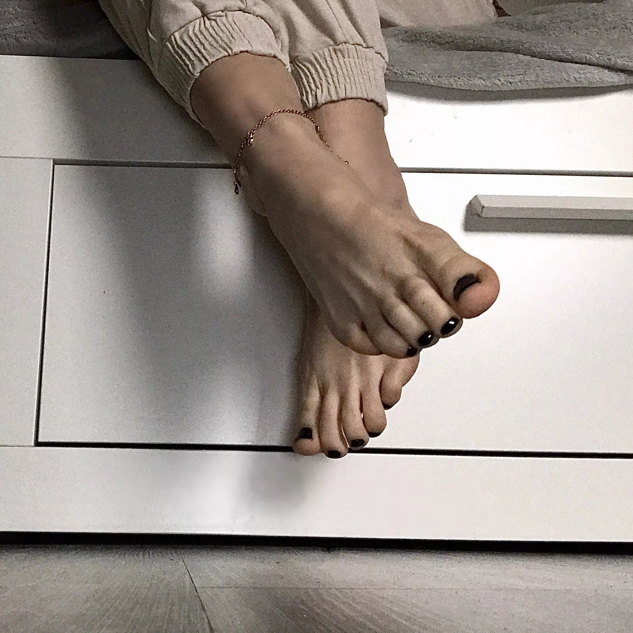 Fresh pedi 💅🏼🖤