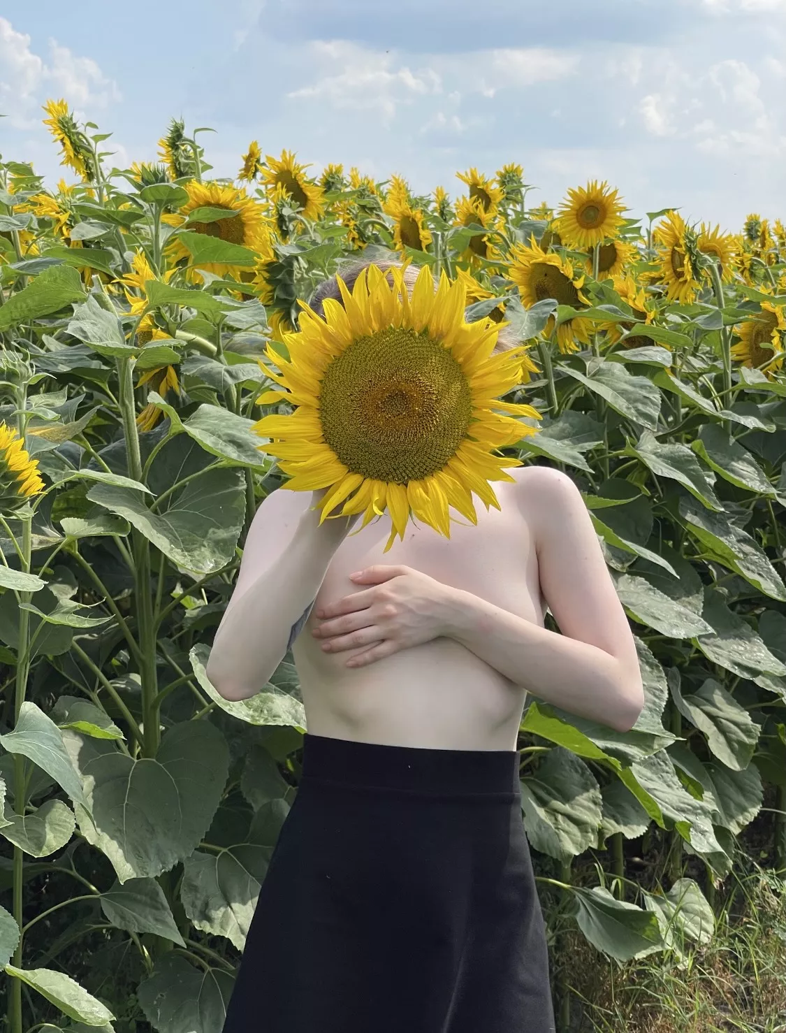 fun fact i never wear bras outside🙈