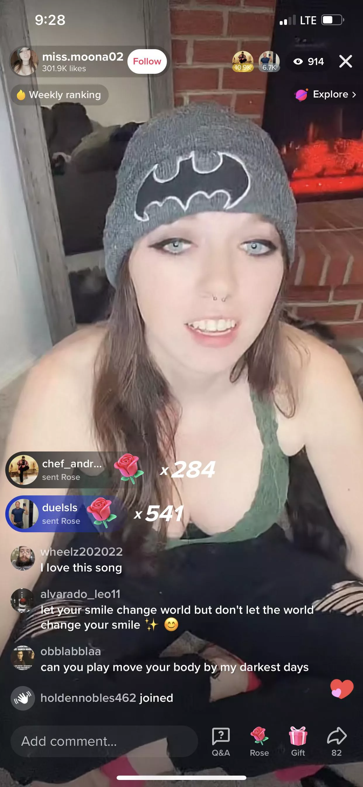 Get miss.moona02 to 1 mil likes for spicy live on twitter