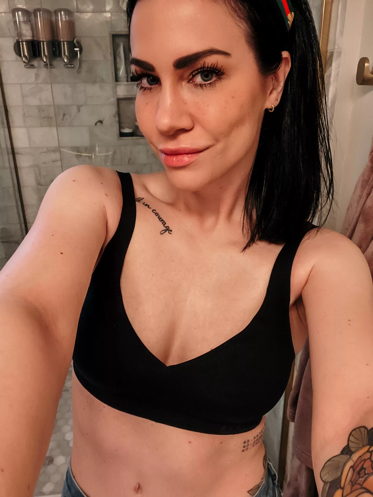 Getting ready for work. Leave me some love to come home to🖤🖤🖤