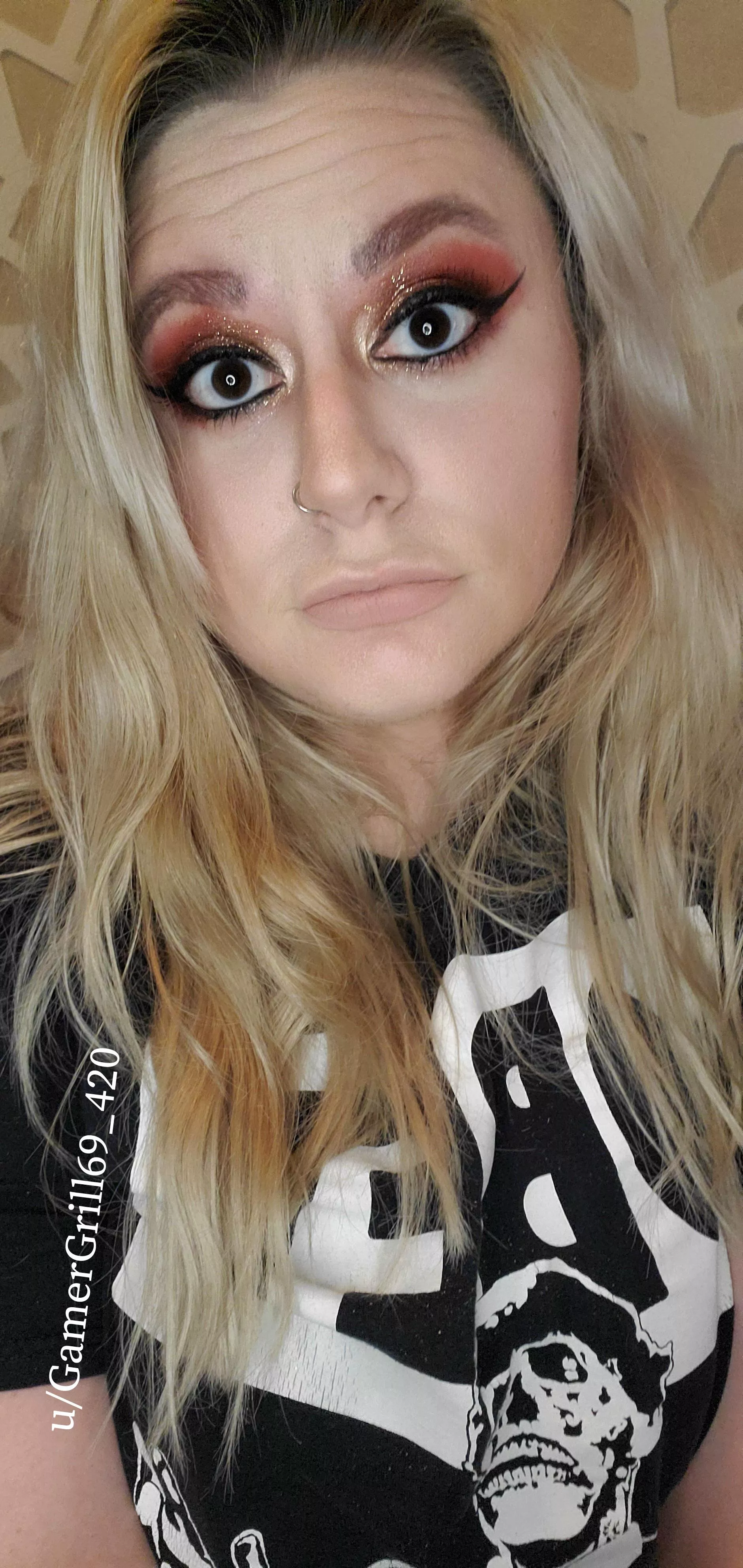 Glitter eyes with a T shirt 😜