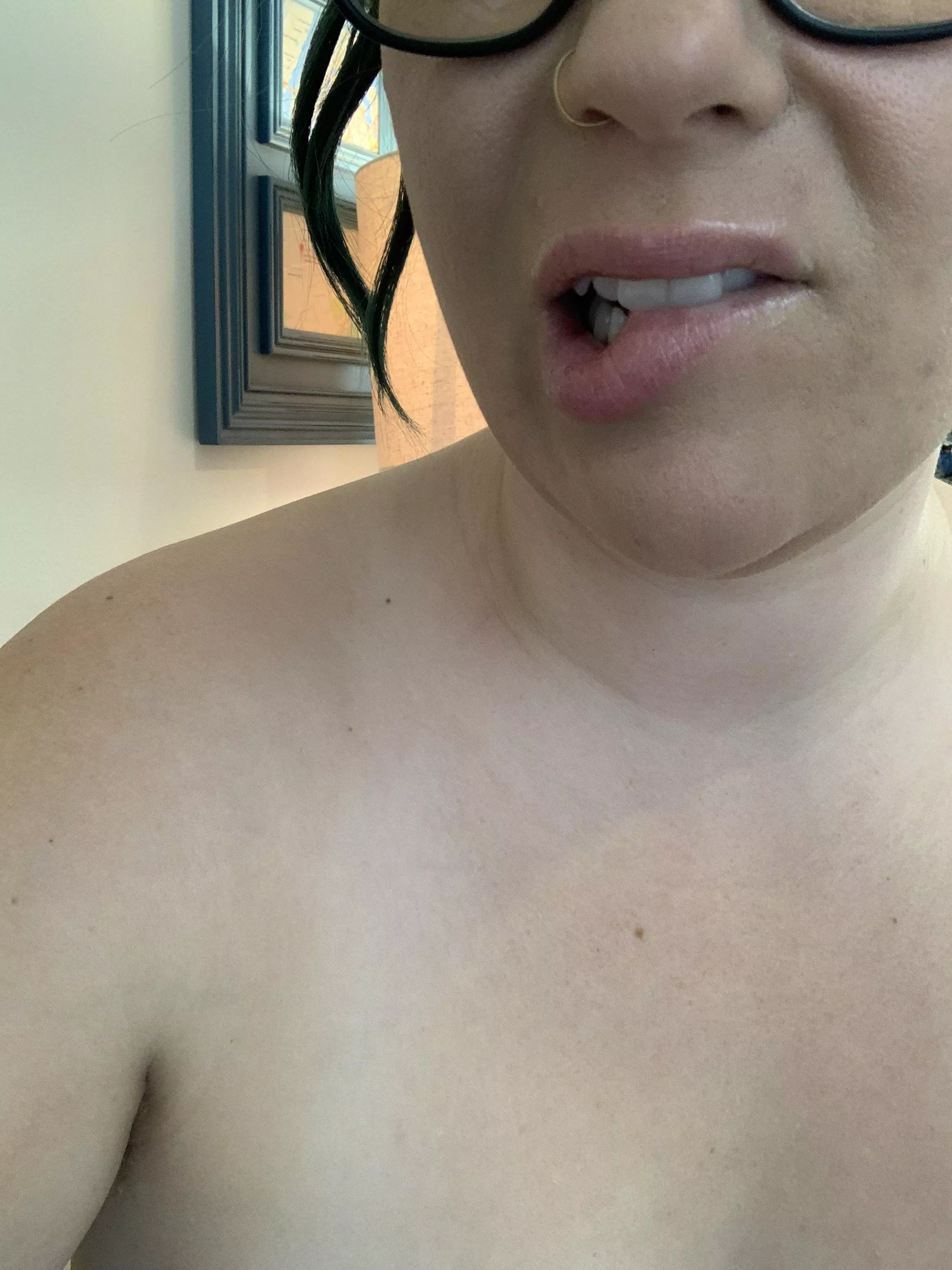 Glossy lip bite 💋