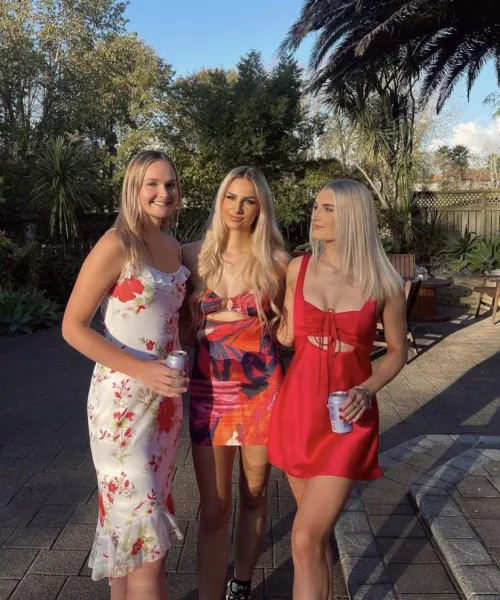 Gorgeous blondes! Gorgeous blondes!