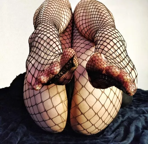 gotta love this beautiful fishnets 🖤