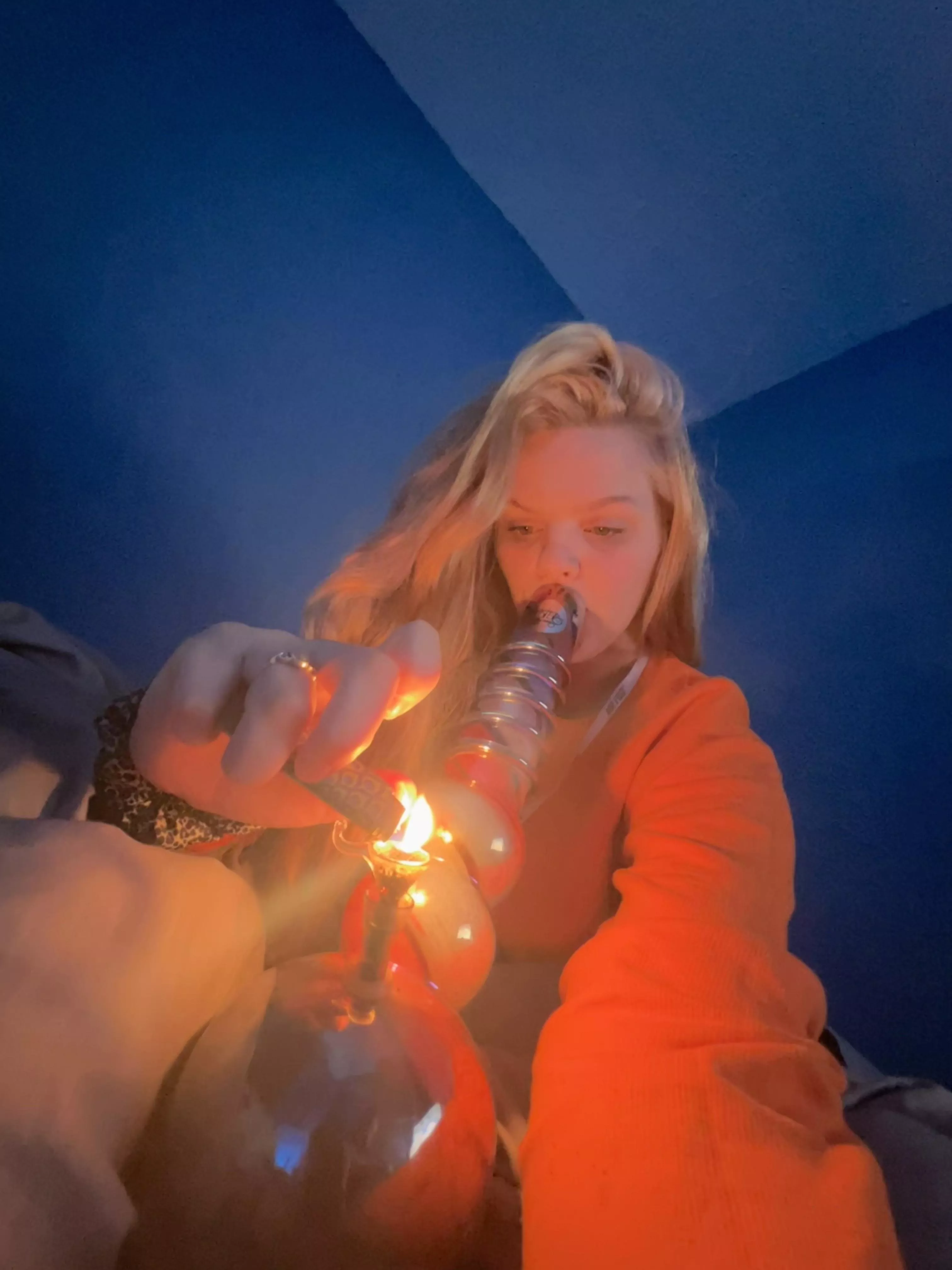 Great day to smoke 💨 21f need girlfriends🥺