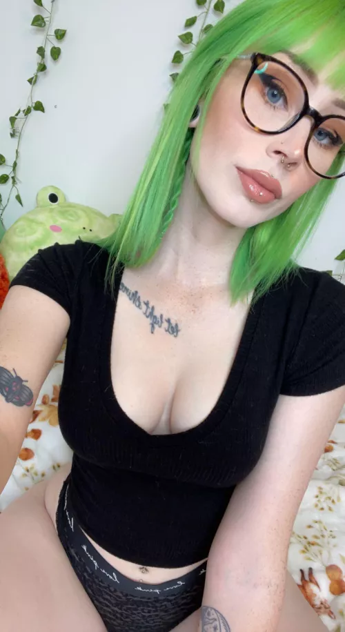 Green hair and glasses 💚