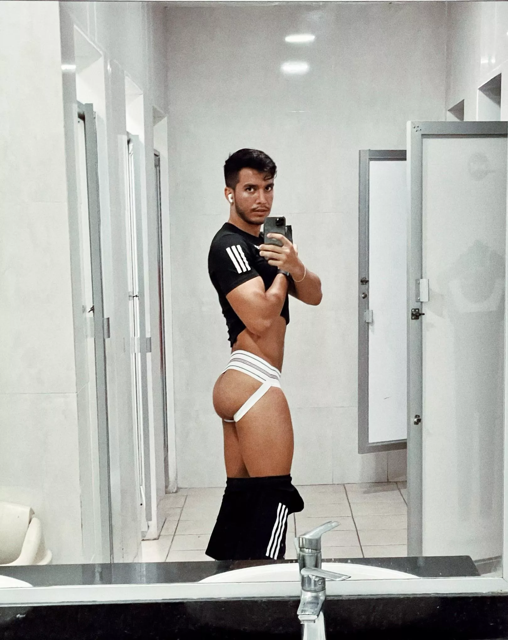 Gym bathrooms turn me on 😈