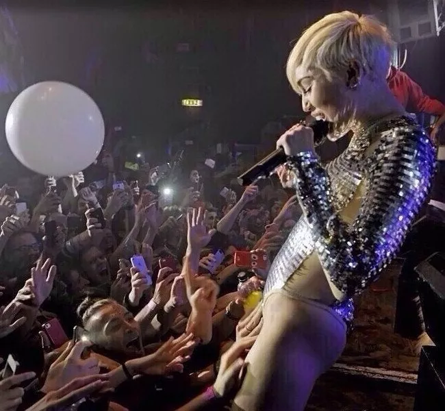 Hand full of Miley (NSFW)