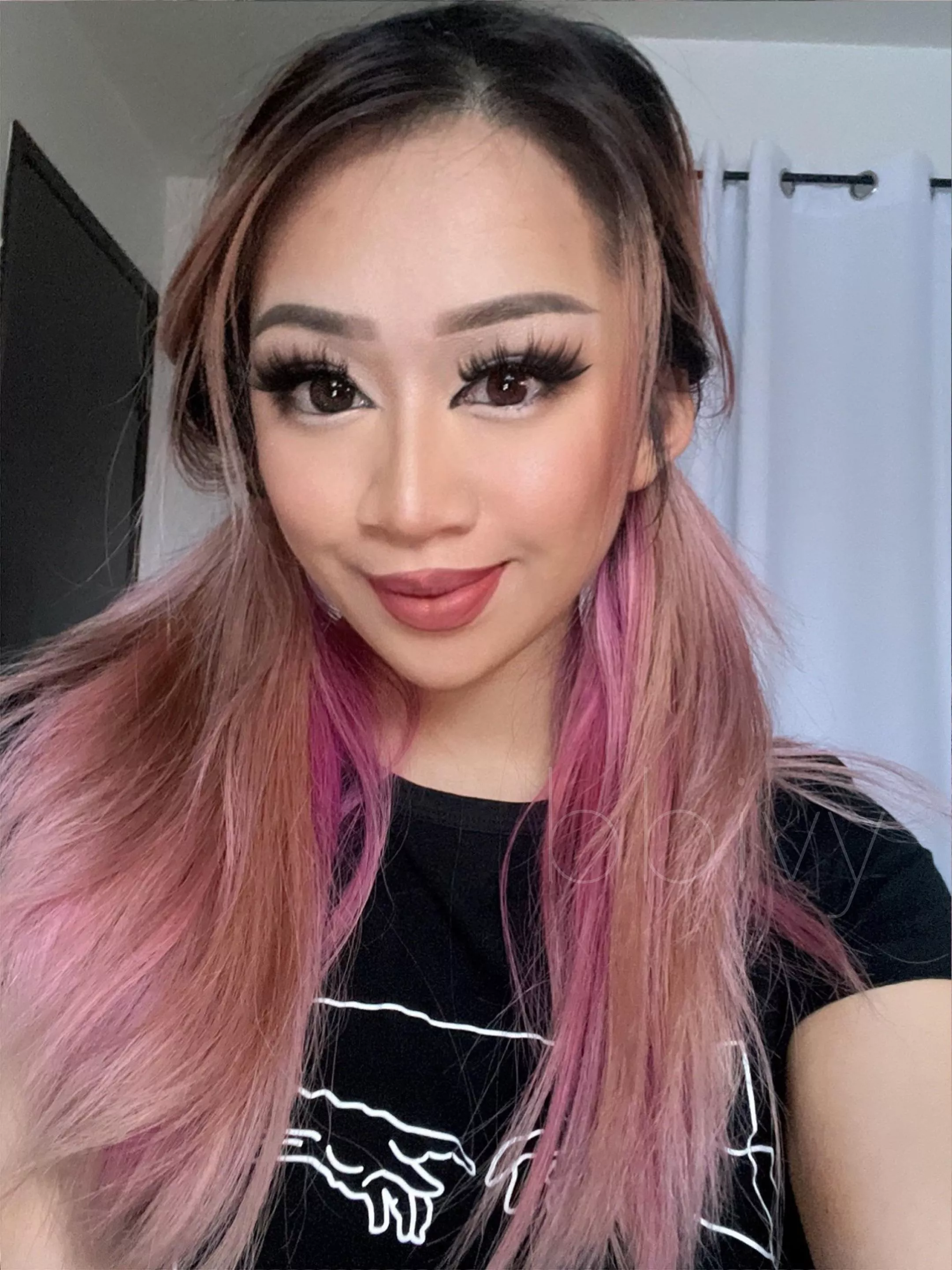 Hello its me, your girlfriend 😘