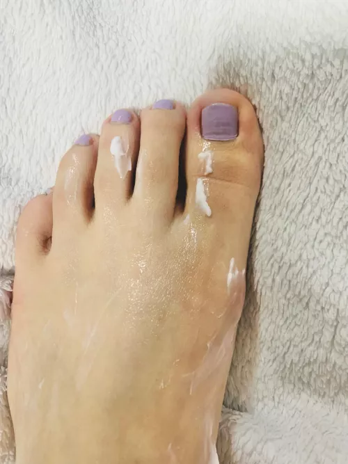 Help me moisturize my feet 🦶🏻💦🧴