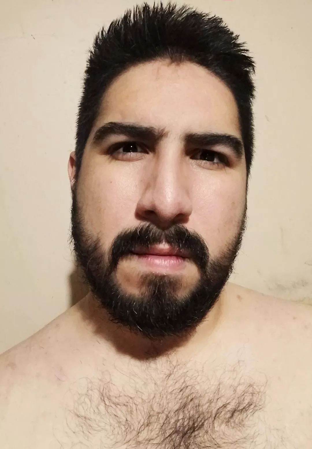 hey everybody 30 years here, super friendly with furr 🐻 DM open!