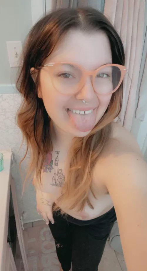 Hey I’m Cassie😍 I’m available for sexting, customs and lives all day 😘 Cum play with me ❤️ link in the comments 😜