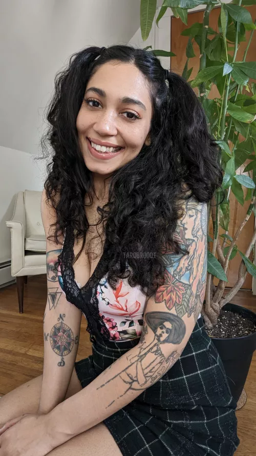 hi! 💚I'm Misha Black 💚 Goofy stoner babe 💚 Strip teases, ratings, nudes, solo content 💦$5.99