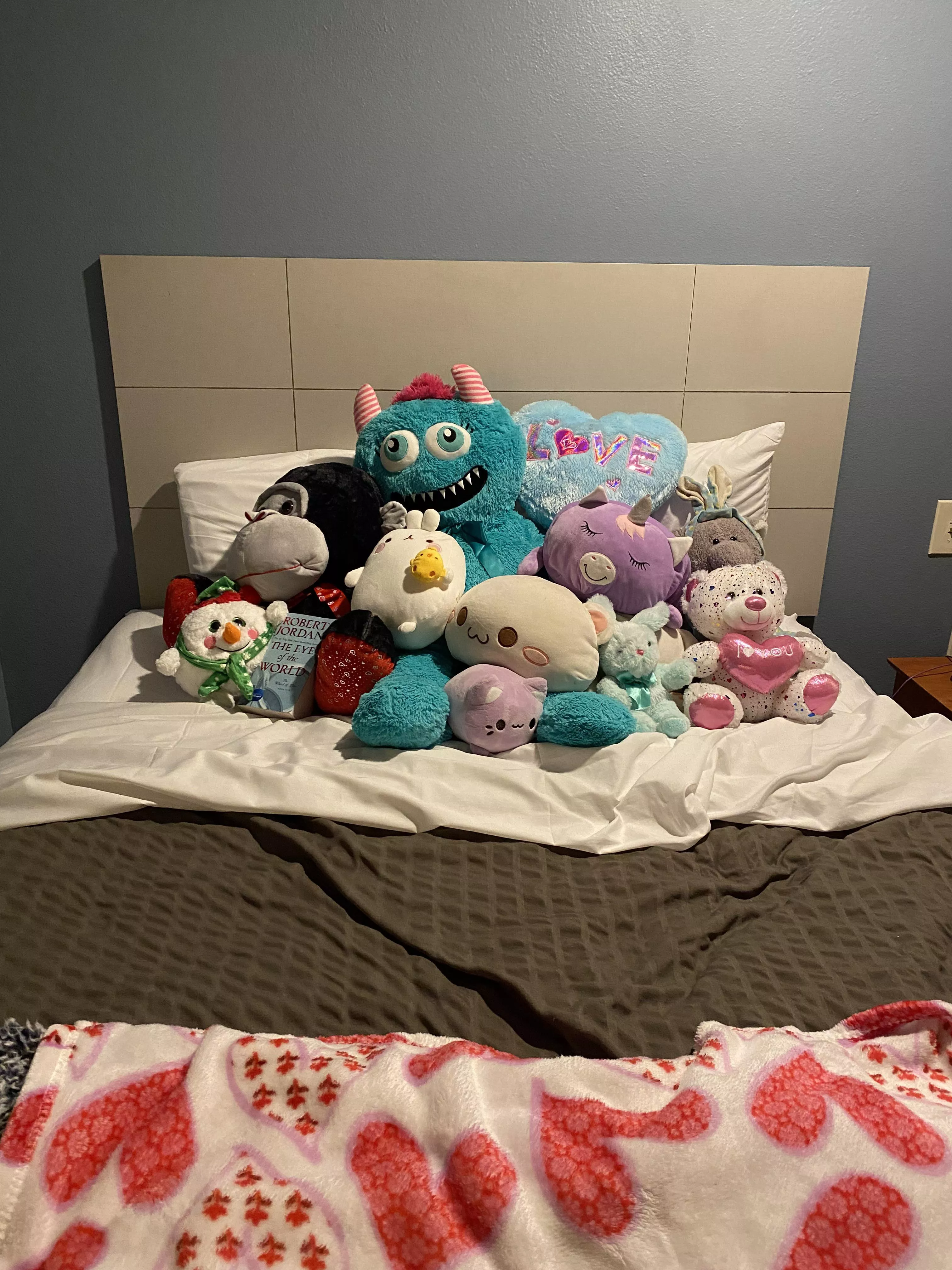 Hi! I'm the little that left my husband recently. I'm getting set up in an extended stay hotel room so I thought I would make the bed look like home. Stuffy names in the comments! Hi! I'm the little that left my husband recently. I'm getting set up in an extended stay hotel room so I thought I would make the bed look like home. Stuffy names in the comments!