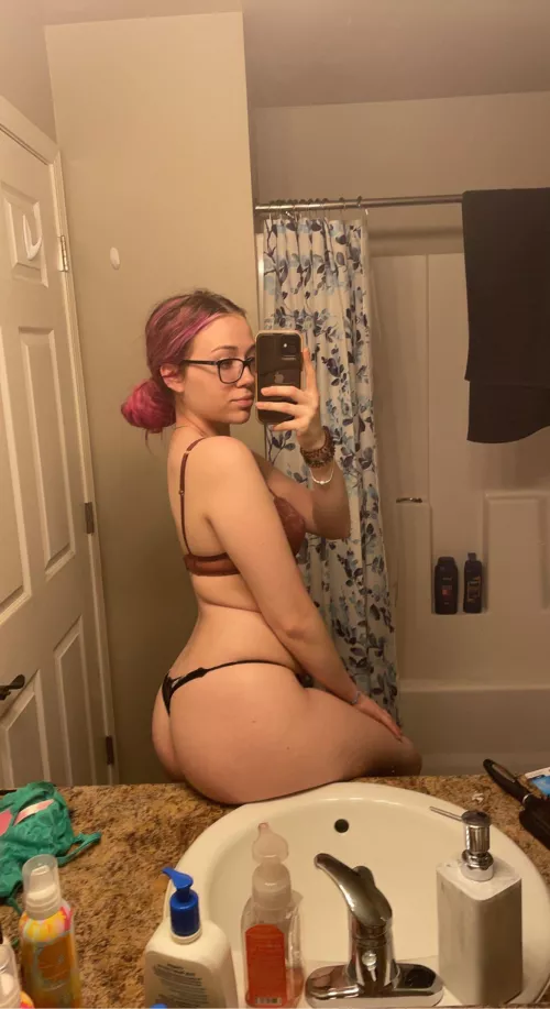 Hips eating my pantiesπ
 Hips eating my pantiesπ