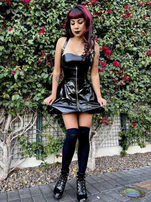 Hoping to make your day shine! 🖤✨