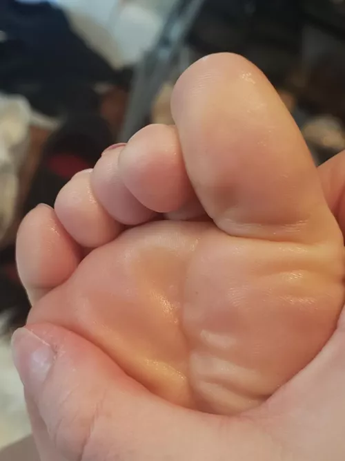 How badly would you like to nibble on these toes?