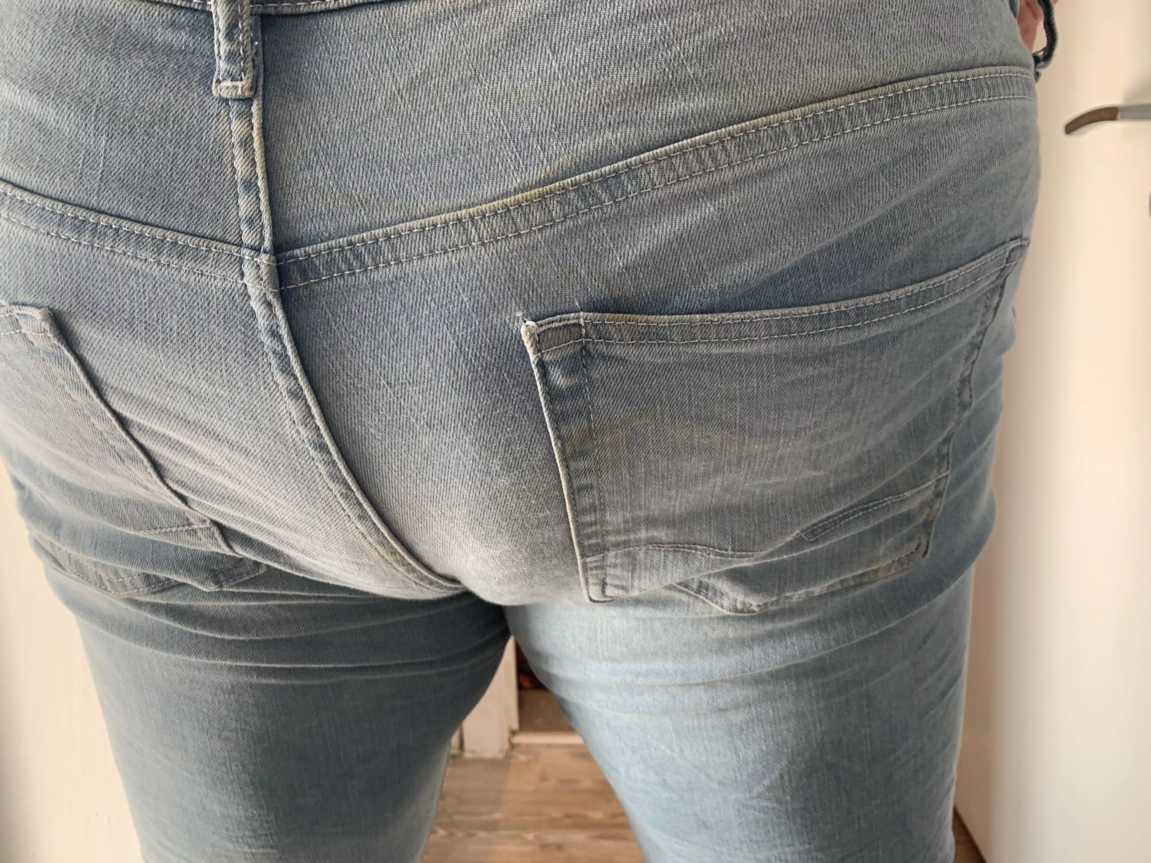 How dare I even wear jeans this tight, with an ass that fat!!? Who tf am I??? 😳