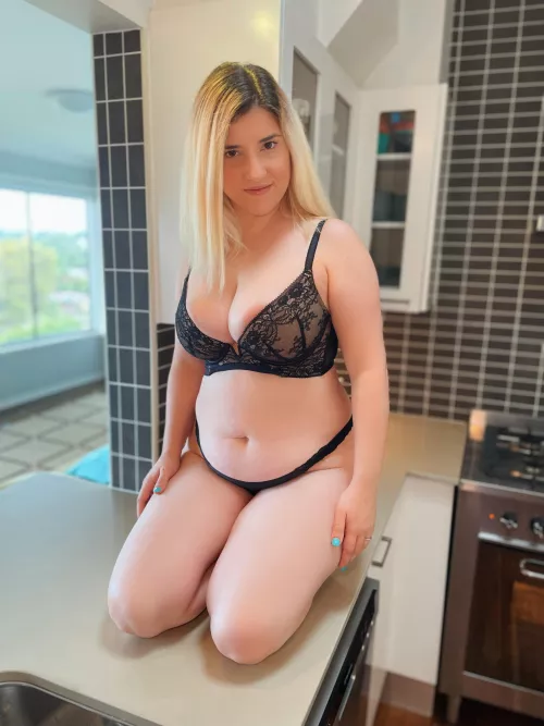 Hubby tells me my mummy tummy is hot.. but I'm not so sure 😕