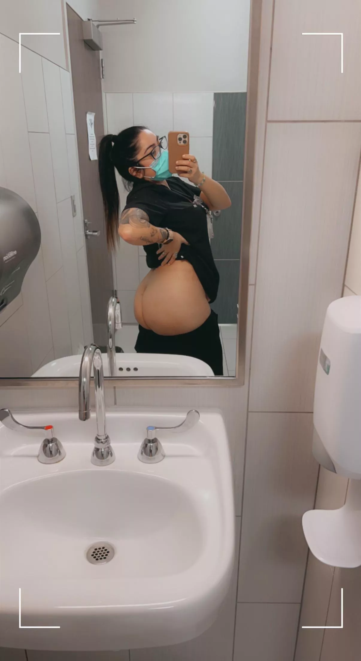 Hump Day 📸 y’all have a great day at the office, doctors office, wherever. 😈 stay horny.