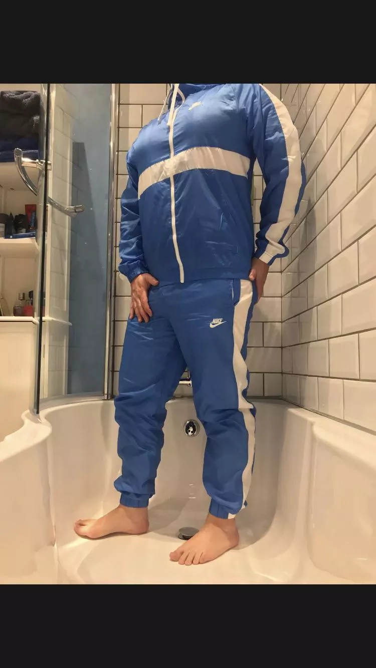 I bought this hot tracksuit the guy in it is making 🥵 before sending it :) he’s Uk where they’re common but why’s it not common in the US