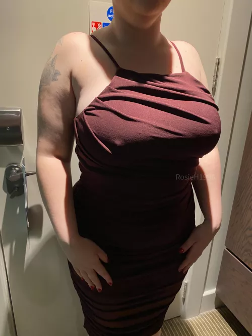 I hope all the married men and waiters don’t notice my tits too much 👀