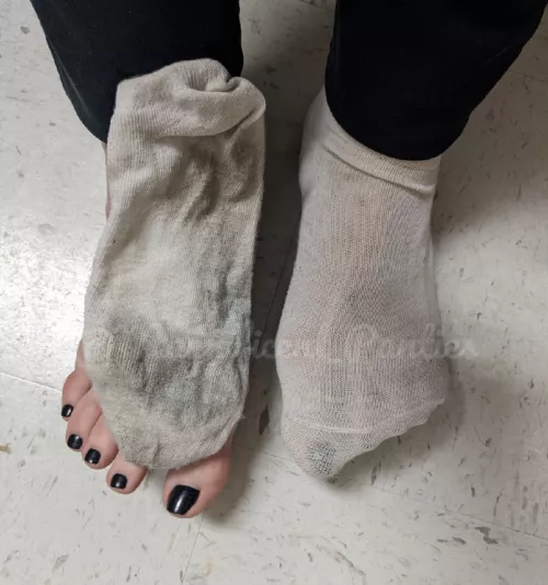 I know you dream about my feet. Why not smell my dirty socks? 6 days, 5 workout, vacuum sealing and US shipping included. [Selling] DM or KIK M3GNIFIC3NT