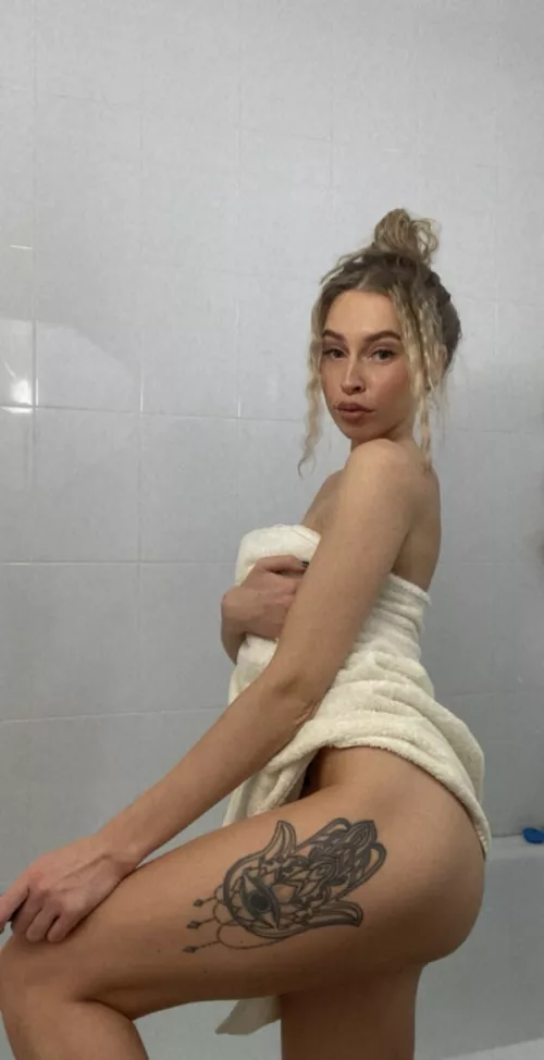 I know you like my body when it's clean after shower💦 😏 💗 I think you want to help me dry off😊