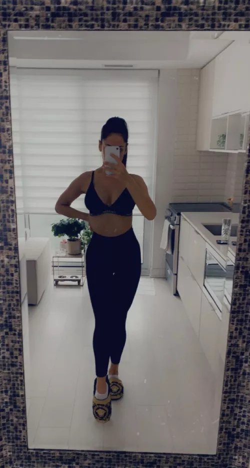 I like to play when I'm naked, so tell who likes it😈