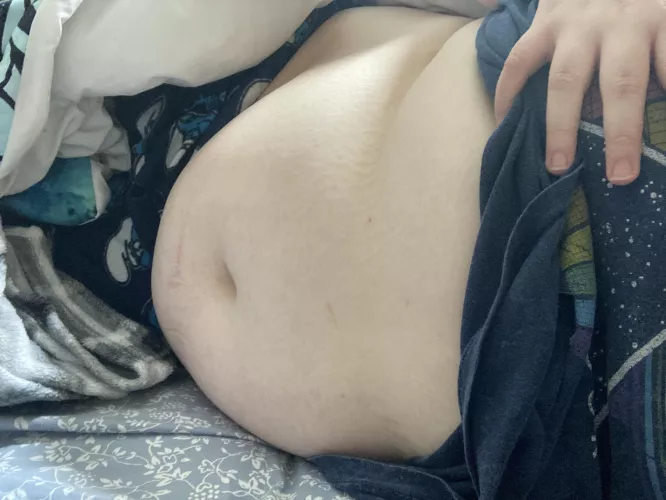 I love pulling my shirt up & letting my belly hang out 🐷