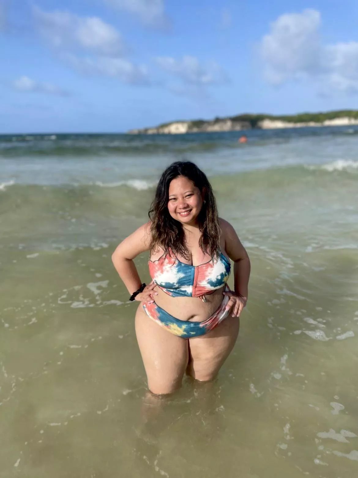 I love stuffing my face on the beach then showing off my curves. 😩