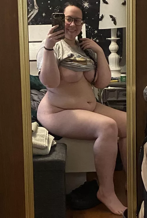 I love the way my belly sits on my thighs 🙈