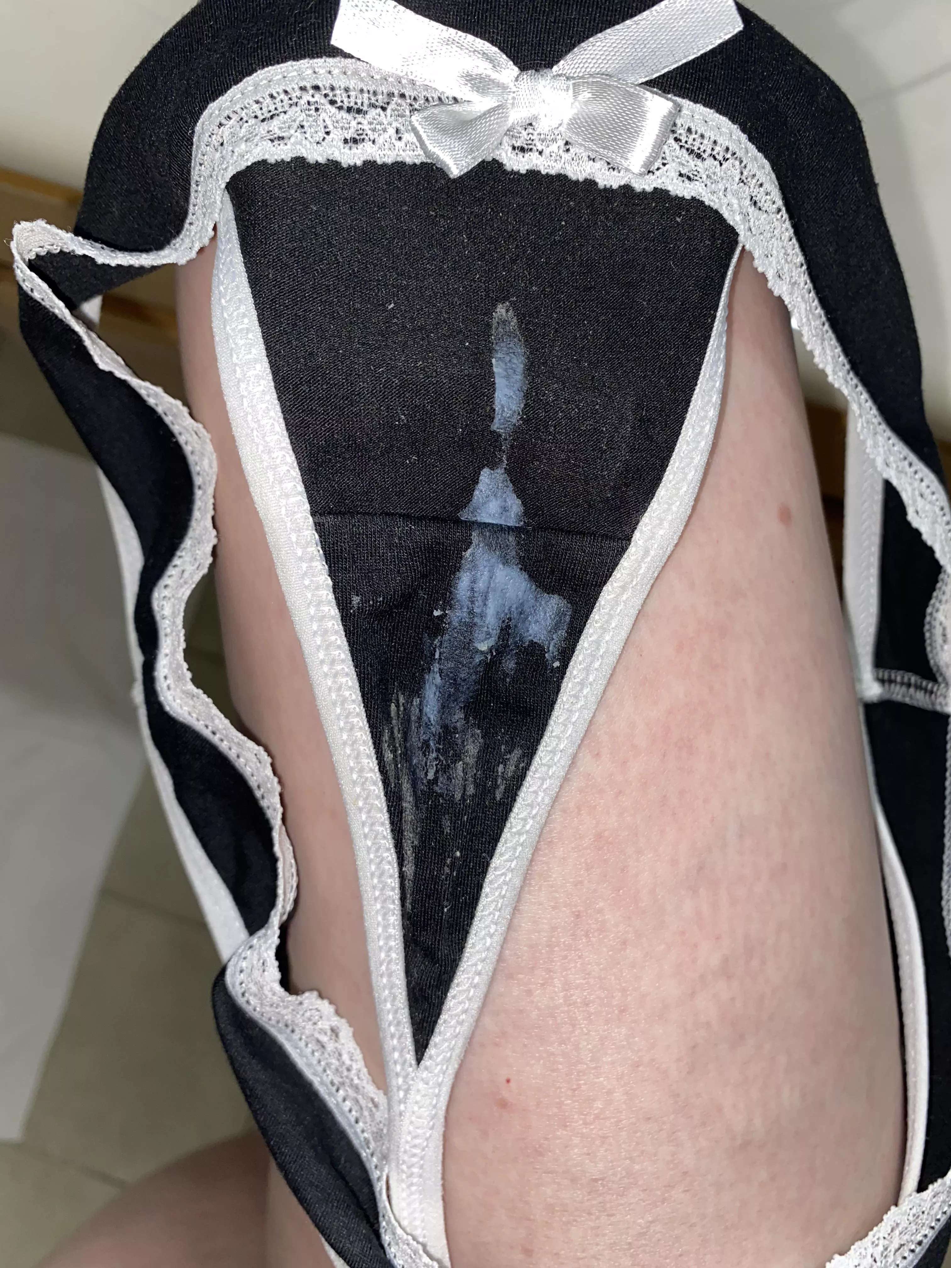 I love the white lace trim on this thong, it frames my intoxicating 🐱 nectar beautifully