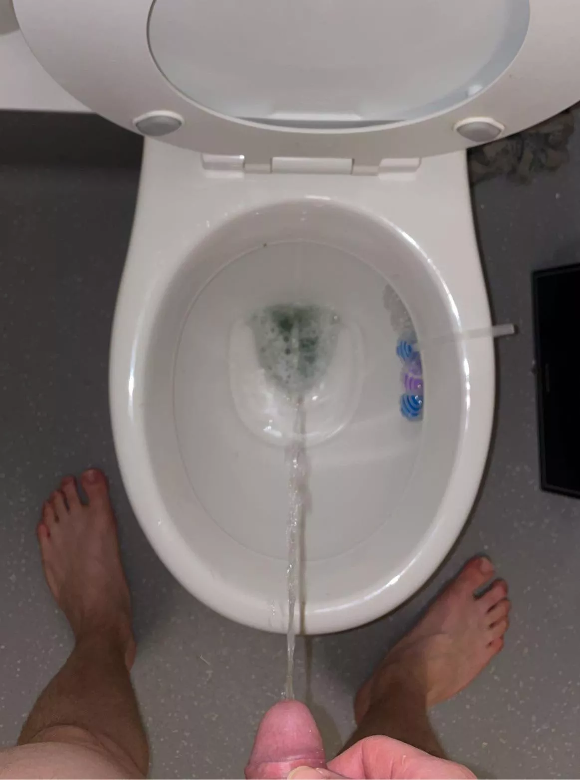 I swear this piss went on forever😶