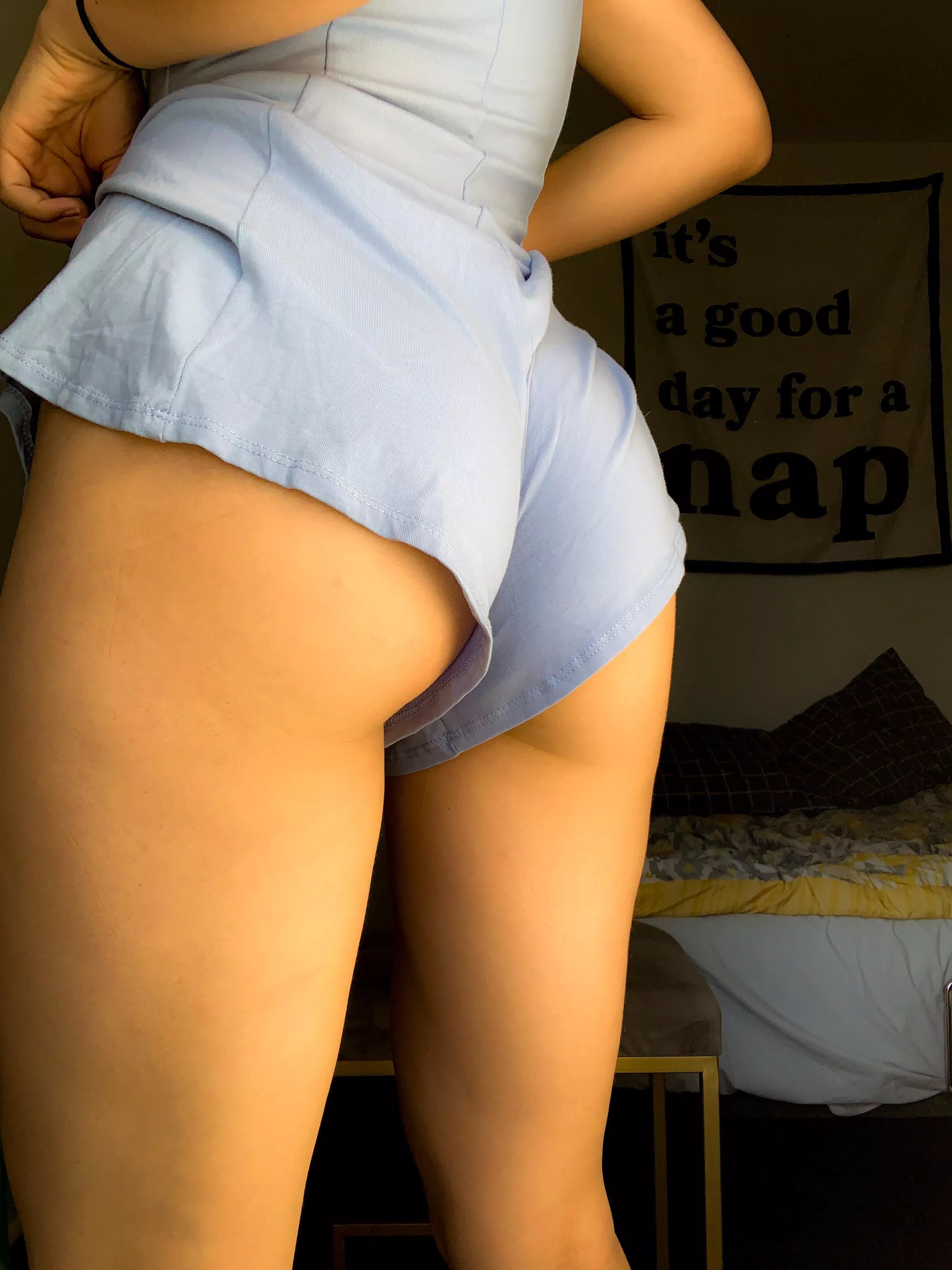 I wonder what’s underneath?🤔🍑