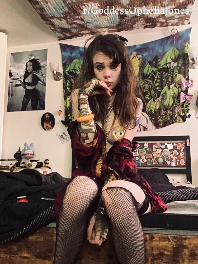 If you like a vixen who likes control, I might be the temptress you seek… 😈💅