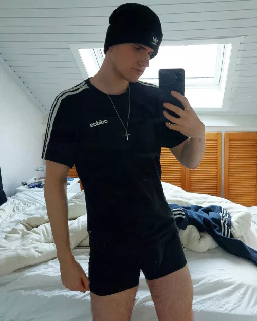 Ignore my trousers on my unmaked bed😙