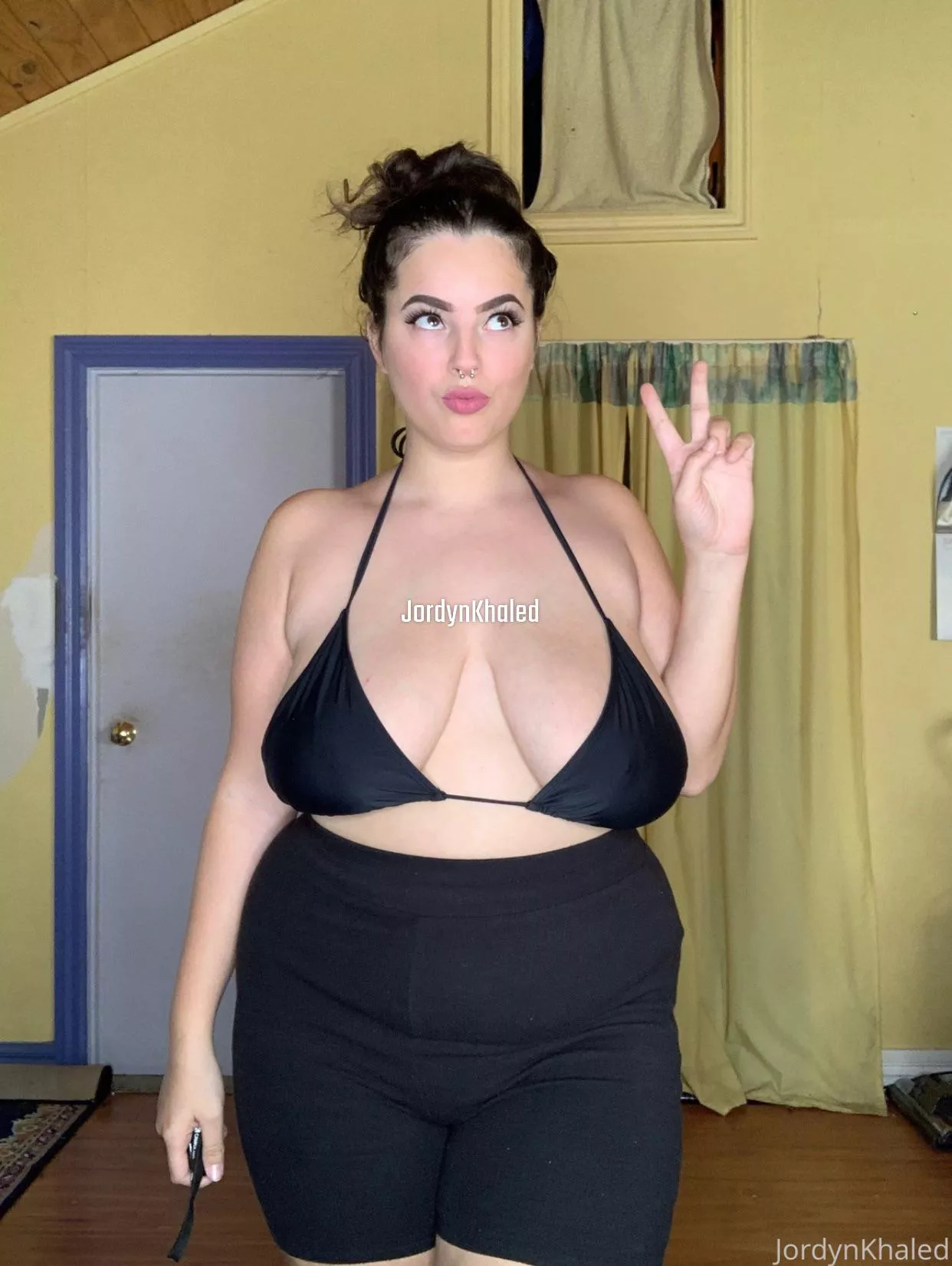 I’m a chubby girl craving your attention! 🥺💕