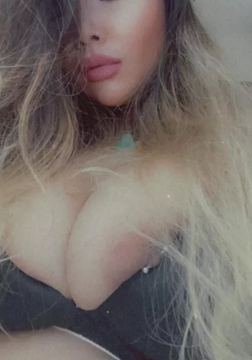 I’m a secret but here’s the best selfie I’ve got. 😉😘❤️