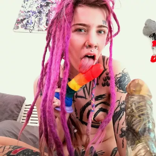 I'm alternative but still 👑🌈❤️