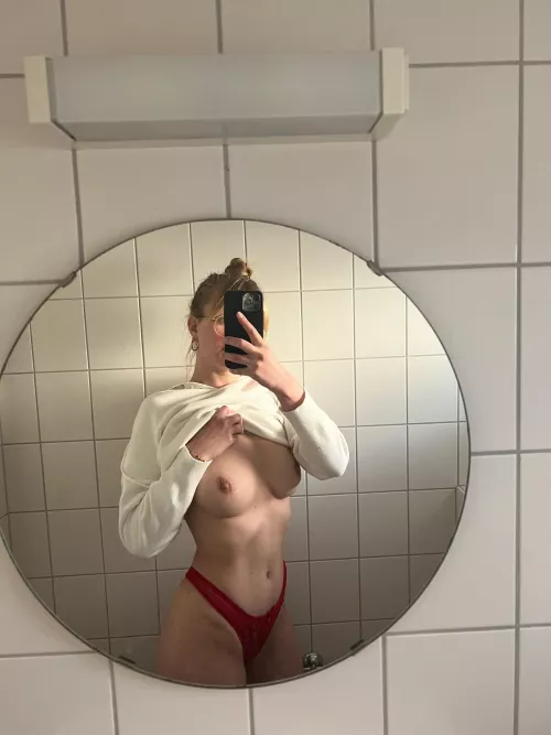 I‘m back with my naughty work pics😏 wearing red for you today [f]