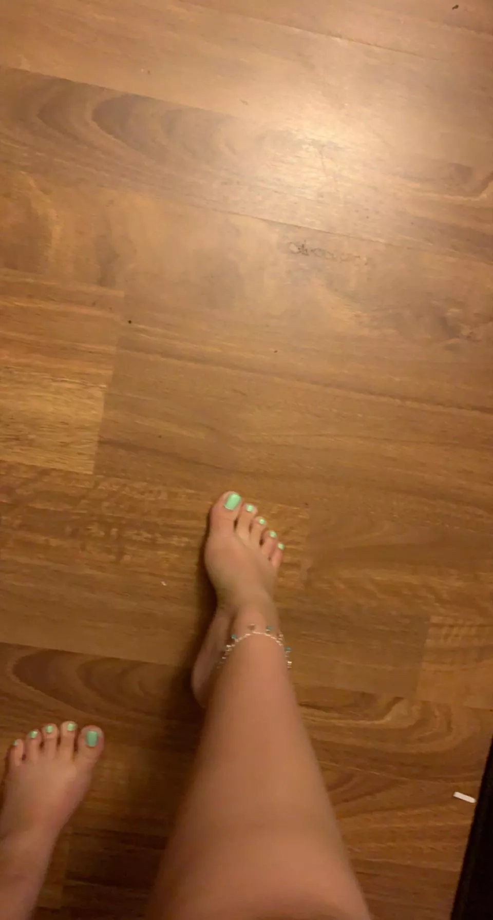 I’m loving this color 🦶🏼