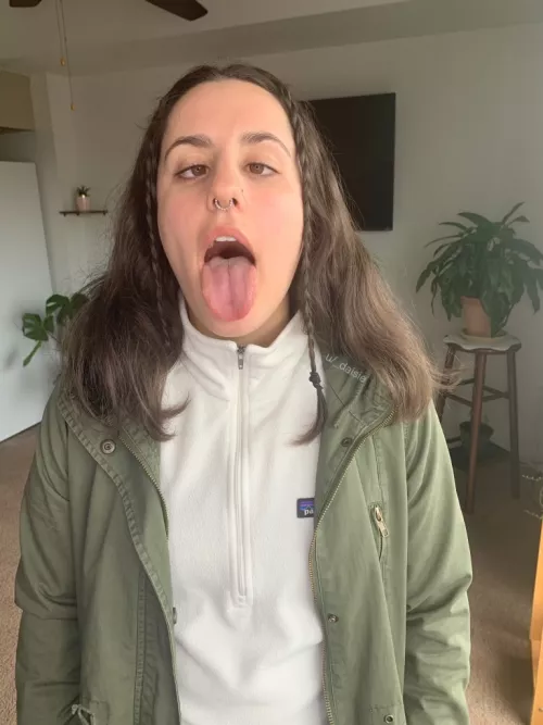 i’m not fully dressed without cum on my face :(